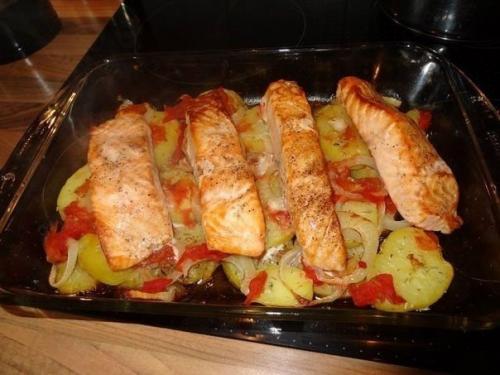 Лосось с картофелем, запечённый в духовке. Лосось с картофелем, запечённый в духовке.