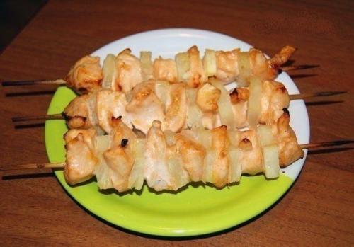 Куриные шашлычки с ананасами в духовке.
