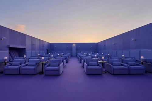 Valentino совместно с Abu Dhabi Investment Office открыли в художественной галереей 421 Arts Campus временный кинотеатр а Абу - даби. 01