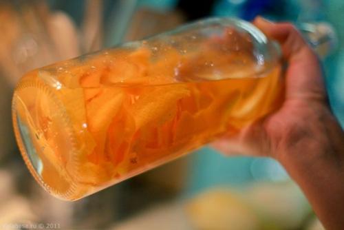 Оранчелло.   Так мы назвали апельсиновый ликер, который готовили параллельно с лимончелло. Оранчелло.   Так мы назвали апельсиновый ликер, который готовили параллельно с лимончелло.