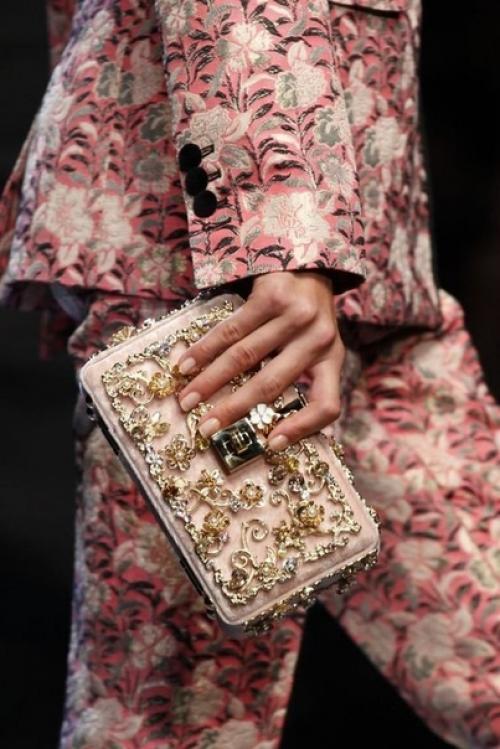 Маленький, но очень стильный и яркий клатч украсит собой любой современный образ.