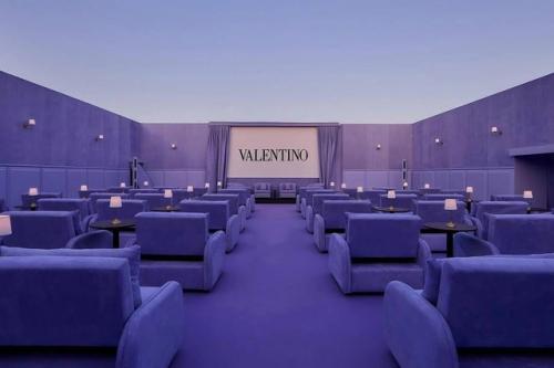 Valentino совместно с Abu Dhabi Investment Office открыли в художественной галереей 421 Arts Campus временный кинотеатр а Абу - даби. 03