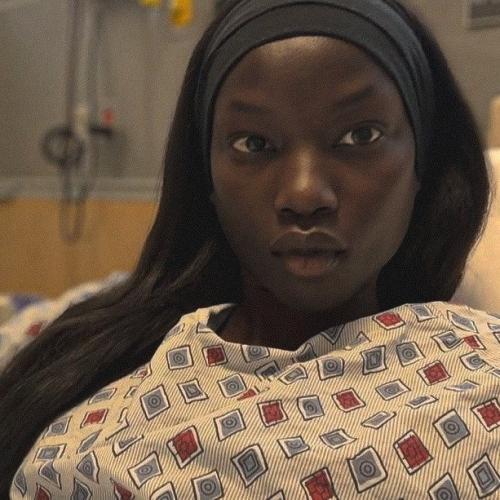 Пока мир видел подиумы, обложки и громкие титулы, Анок яй проживала совсем другую реальность - тихую и изнуряющую борьбу за жизнь. 02