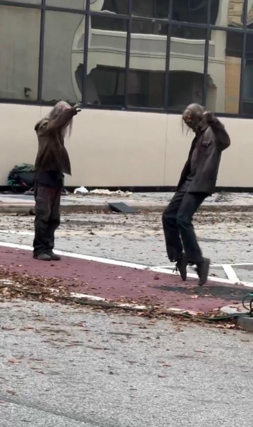 Когда ты всего лишь статист в сериале Ходячие Мертвецы: Мертвый Город, но внутри себя ощущаешь себя королём диско. 02