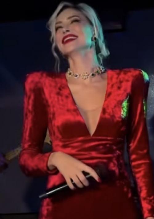 Самбурская вышла на сцену и спокойно исполнила свой хит так, будто поёт не для Картинки, а для людей в зале. 01