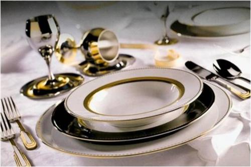 У тети Раи разбился сервиз. У тети Раи разбился сервиз.