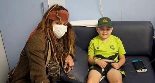 Джек воробей вновь посетил больных детей: Джонни депп побывал у маленьких пациентов в испанской больнице. 03