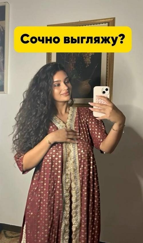 В Индии возник скандал из-за местной чиновницы, которая выложила в соцсетях видео в откровенном костюме. 01