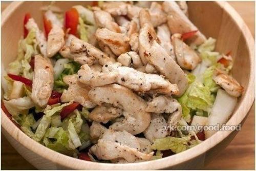 Салат с куриной грудкой.
