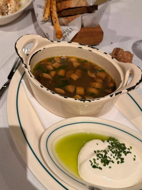 Девушка Павла Дурова делится своей уникальной диетой для восстановления после перелома. 01