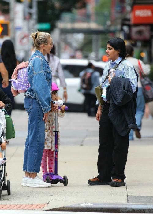 Редкий выход: 53-летняя Кэмерон диас в джинсовом костюме со своей пятилетней дочерью рэддикс в объективе папарацци в Нью-йорке. 02