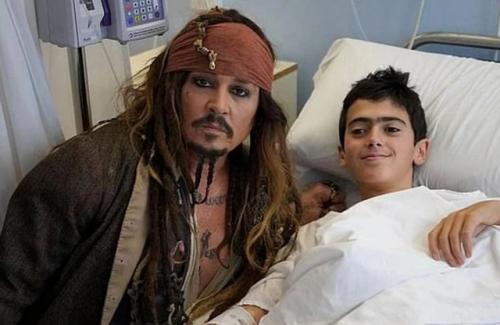 Джек воробей вновь посетил больных детей: Джонни депп побывал у маленьких пациентов в испанской больнице. 01