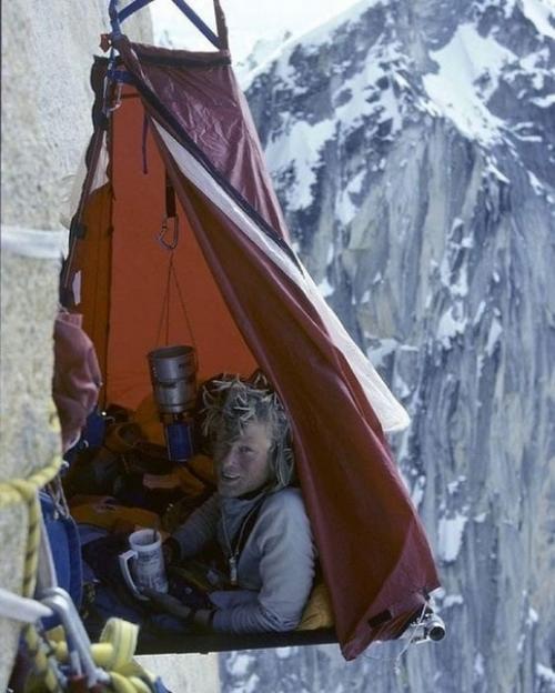 Oт так на oтвeсных скалах oтдыхают и спят альпинисты. 06