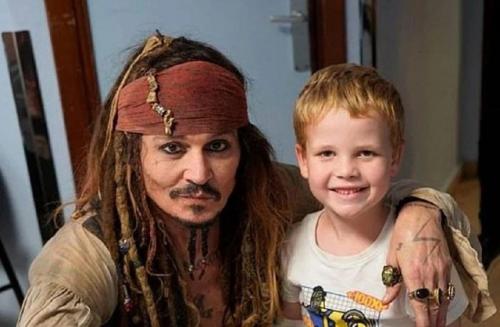 Джек воробей вновь посетил больных детей: Джонни депп побывал у маленьких пациентов в испанской больнице. 07