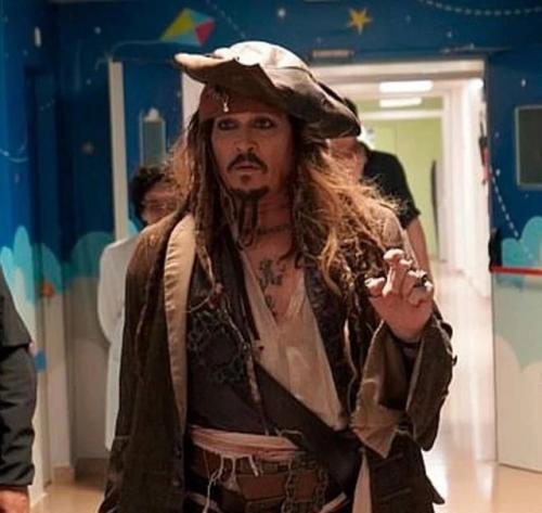 Джек воробей вновь посетил больных детей: Джонни депп побывал у маленьких пациентов в испанской больнице. 04