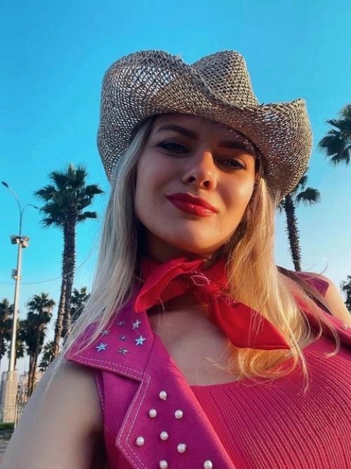 36-Летняя россиянка Анастасия причинина неожиданно стала популярной в социальных сетях благодаря своему внешнему сходству с Марго Робби. 03