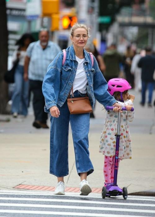 Редкий выход: 53-летняя Кэмерон диас в джинсовом костюме со своей пятилетней дочерью рэддикс в объективе папарацци в Нью-йорке. 01