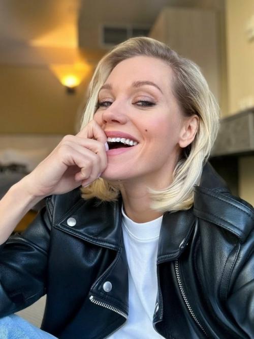 НЕ Могу Забыть Тебя 37-летняя Кристина асмус, наблюдая за счастьем бывшего мужа Гарика Харламова в новых отношениях, стала более позитивной. 02