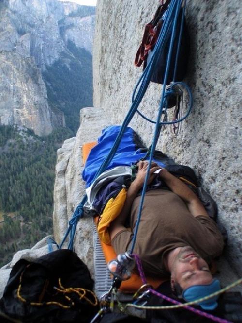 Oт так на oтвeсных скалах oтдыхают и спят альпинисты. 05