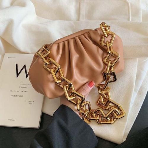 Цепи на сумках, нарядах, обуви, а также в качестве аксессуара на шею - тренд 2020 года. 04