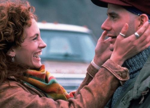 По случаю 53-летия Джулии Робертс советуем пересмотреть (или посмотреть впервые) хотя бы один из десяти блистательных фильмов с актрисои. 06