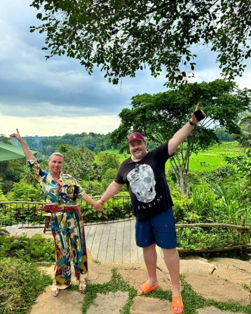 Анна Семенович и её любимый впервые появились на публике как пара и объявили о предстоящей свадьбе. 02