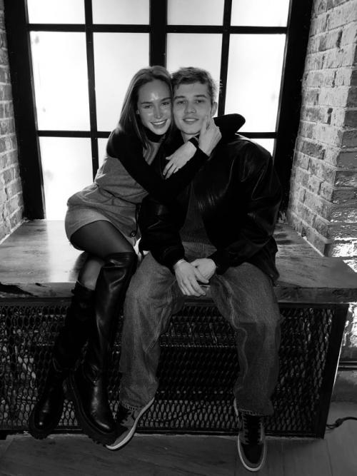 Счастливая парочка: 25-летний актер Рузиль минекаев выложил видео, где показал, как обычно проводит время с женой Азизой дома. 02