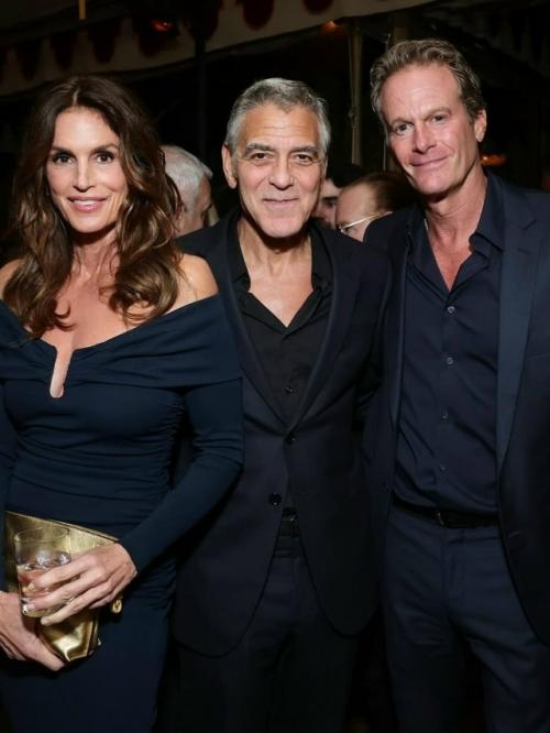 Брэд питт впервые появился на публике после шума вокруг его откровенных фото - и сделал это вместе с возлюбленной Инес де Рамон. 01