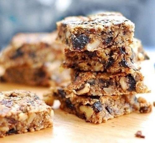 Овсяный десерт с орехами и черносливом.
