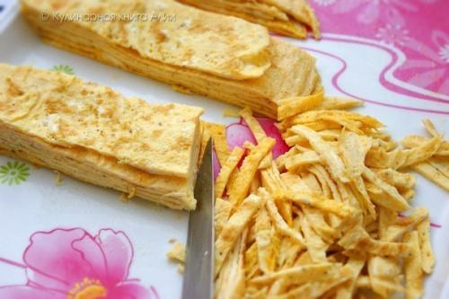 Салат с курицей и яичными блинчиками. 04