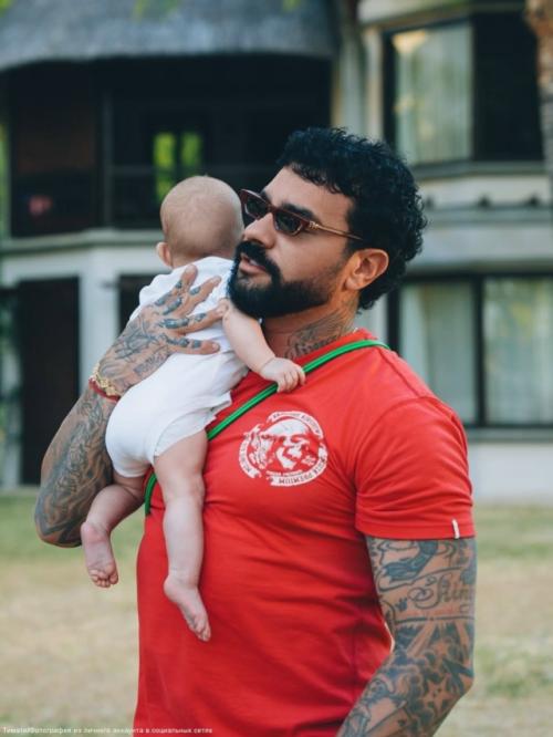 Тимати продолжает доказывать, что он настоящий папа на все руки! 03