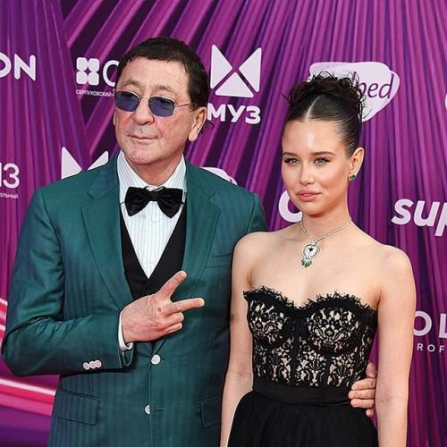 Григорий Лепс признался, что не уверен в своих отношениях с 18-летней авророй кибой. 04