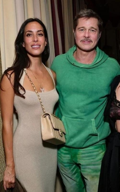 Брэд питт впервые появился на публике после шума вокруг его откровенных фото - и сделал это вместе с возлюбленной Инес де Рамон. 
