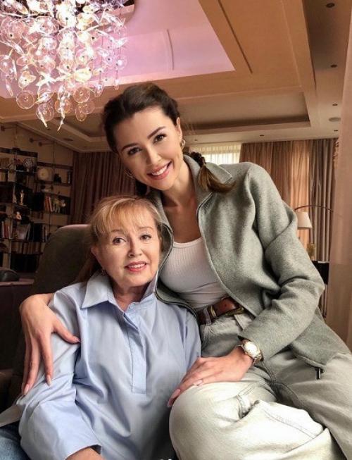 Одно лицо!  В Сети восхищаются внешностью мамы Анастасии Заворотнюк. 01