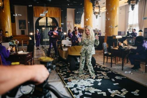 Лариса долина в новом клипе ТНТ предстала в неожиданном образе - жадной миллионерши с невероятной харизмой! 02