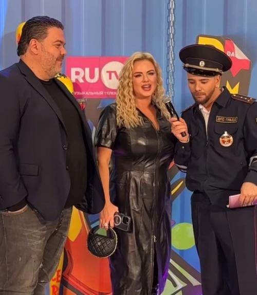 Анна Семенович и её любимый впервые появились на публике как пара и объявили о предстоящей свадьбе. 03