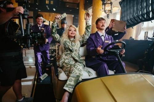 Лариса долина в новом клипе ТНТ предстала в неожиданном образе - жадной миллионерши с невероятной харизмой! 03