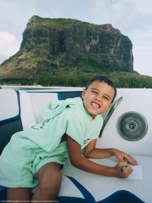 Тимати продолжает доказывать, что он настоящий папа на все руки! 01