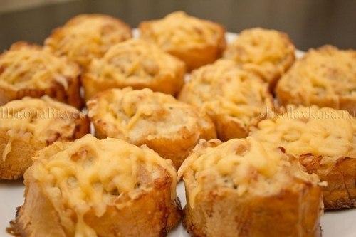 Горячие бутерброды с курицей запеченные в духовке.

