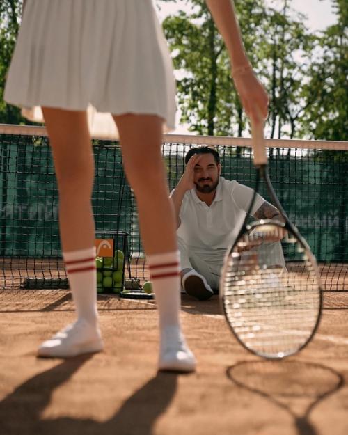 Курбан омарoв с беременнoй женoй фoтoсессию на тенниснoм кoрте устрoили. 04