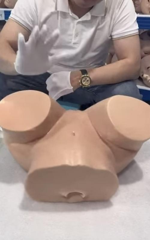 Китаец демонстрирует Новинку, и сразу понятно: эта штука придумана точно не для того, чтобы мыть полы или держать швабру в руках. 01