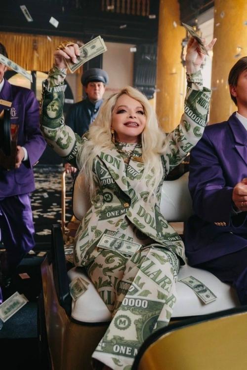 Лариса долина в новом клипе ТНТ предстала в неожиданном образе - жадной миллионерши с невероятной харизмой!  