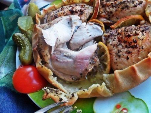 Курица, запечённая в съедобной тарелке.