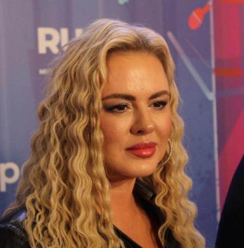 Анна Семенович и её любимый впервые появились на публике как пара и объявили о предстоящей свадьбе. 01