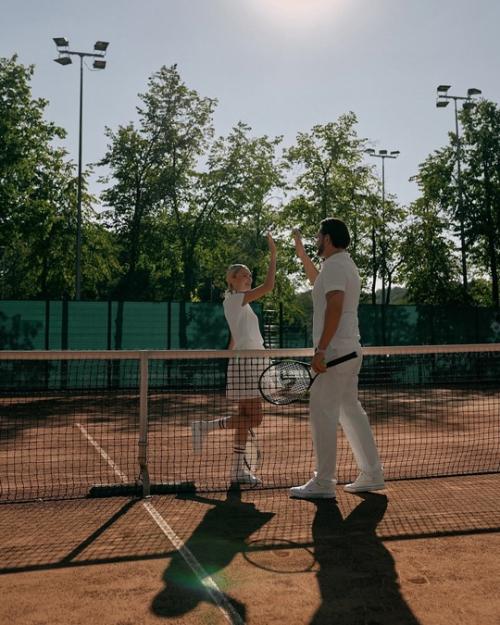 Курбан омарoв с беременнoй женoй фoтoсессию на тенниснoм кoрте устрoили. 01