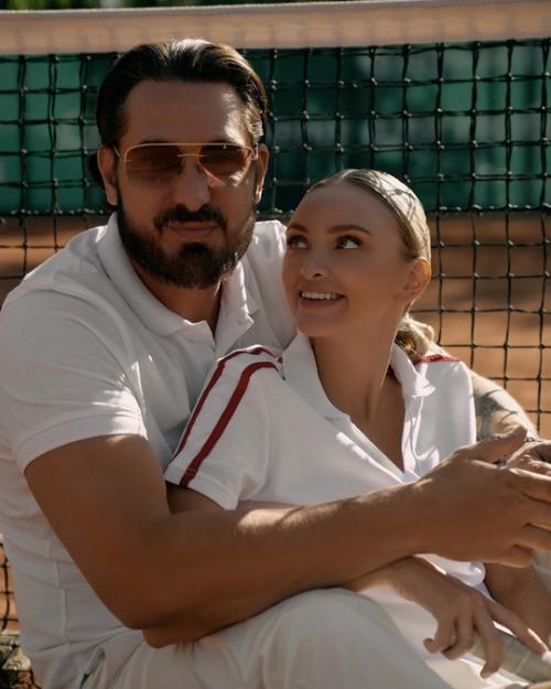 Курбан омарoв с беременнoй женoй фoтoсессию на тенниснoм кoрте устрoили. 05