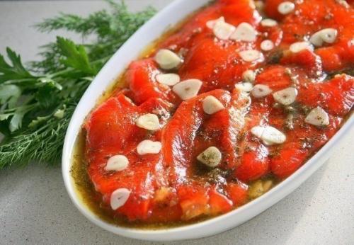 Маринованные печеные перцы.