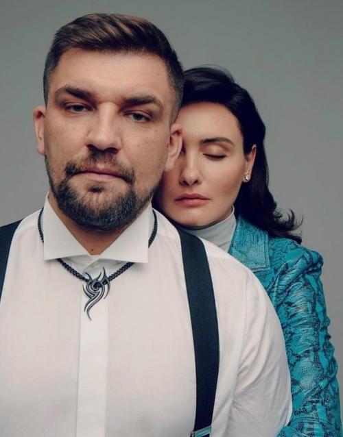 Баста рассказал, что за восемнадцать лет брака они с супругой так и не стали одинаковыми по характеру - и именно в этом заключается прелесть. 03