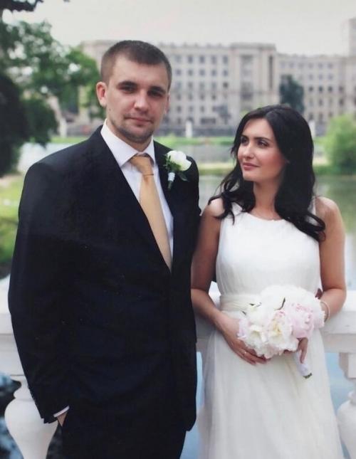 Баста рассказал, что за восемнадцать лет брака они с супругой так и не стали одинаковыми по характеру - и именно в этом заключается прелесть.  