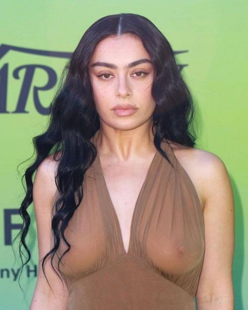 Горячие новости - Чарли XCX выглядела без комплексов на вчерашней церемонии награждения Variety's Hitmakers Event. 01